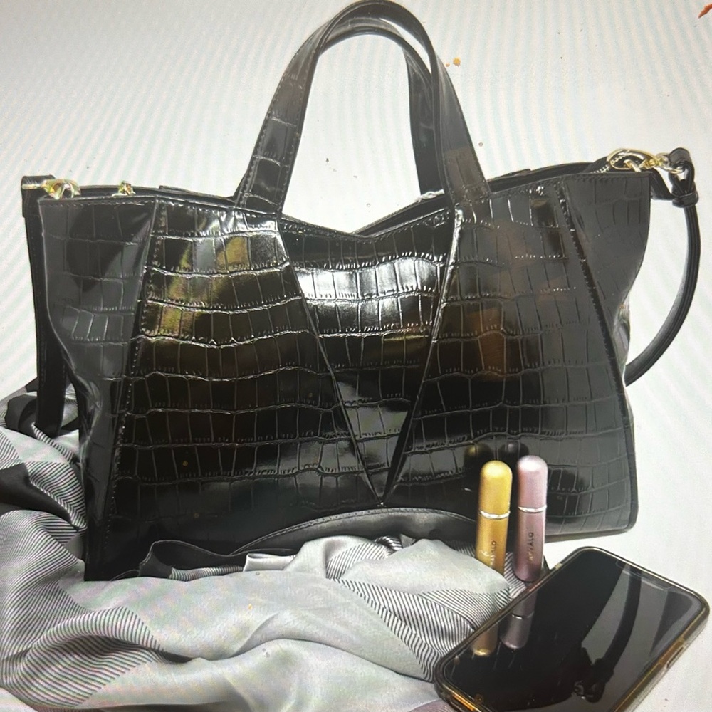 ❤️🎊HOST PICK❤️🎊
Black Croco Leather Bag by Harper & Hyde